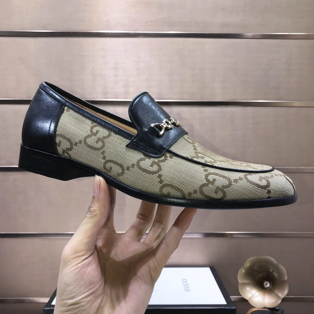 Factory batch 500💰Italy’s top luxury men’s shoe giant (GUCCI) (Gucci) (full cowhide lining) new arrival🍃Original European style🔰 Pleasant to the eye😍In order to make the shoes more durable and non-deformable🌀The production continues to follow traditional methods but there is still no lack of innovation💪The original sheepskin is selected for the leather♻️Smooth, natural and extra bright⭐Made of imported cowhide The rich man’s first choice 38-45 (45 customized)